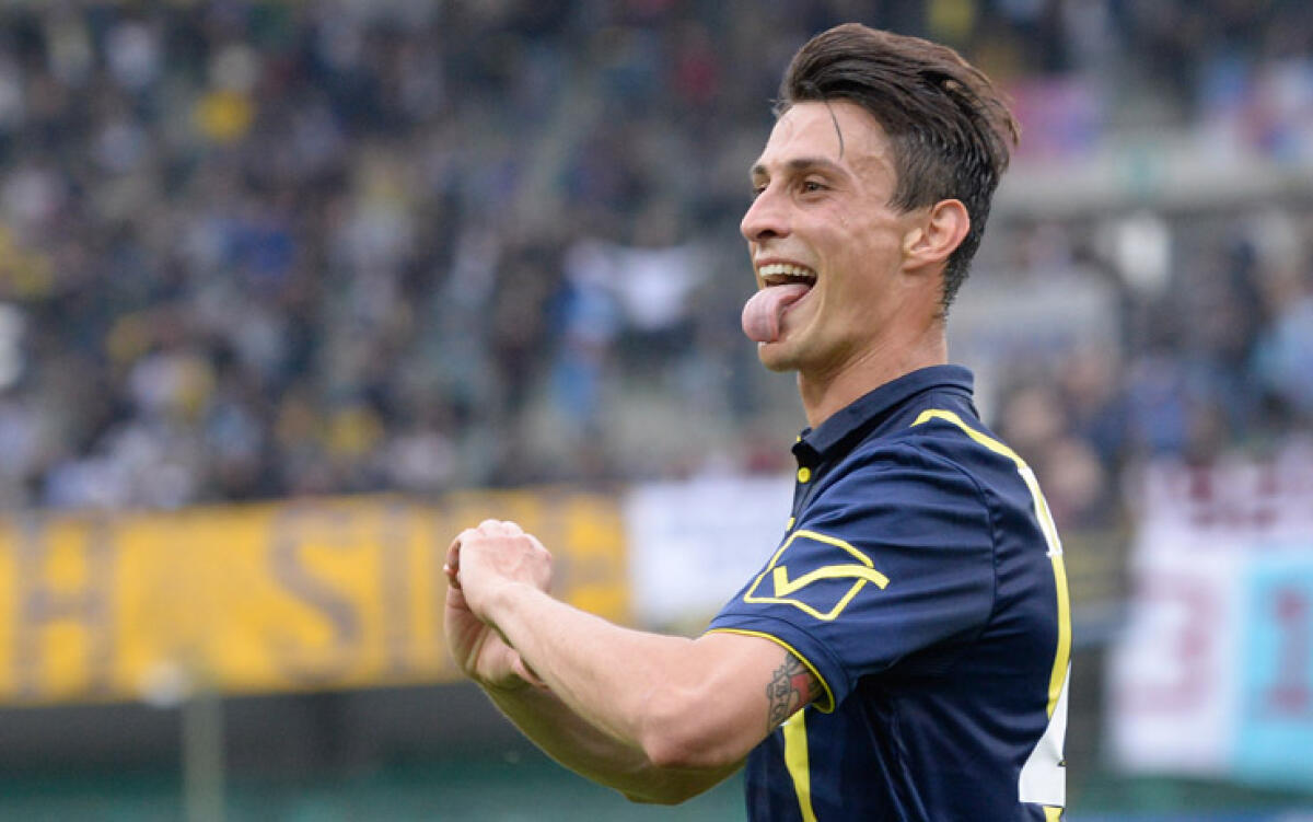 Errore di Hugo in uscita, Inglese porta in vantaggio il Parma.. - VERONA, ITALY - MAY 20:  Roberto Inglese of AC ChievoVerona celebrates after scoring his team's second goal during the Serie A match between AC ChievoVerona and AS Roma at Stadio Marc'Antonio Bentegodi on May 20, 2017 in Verona, Italy.  (Photo by Din