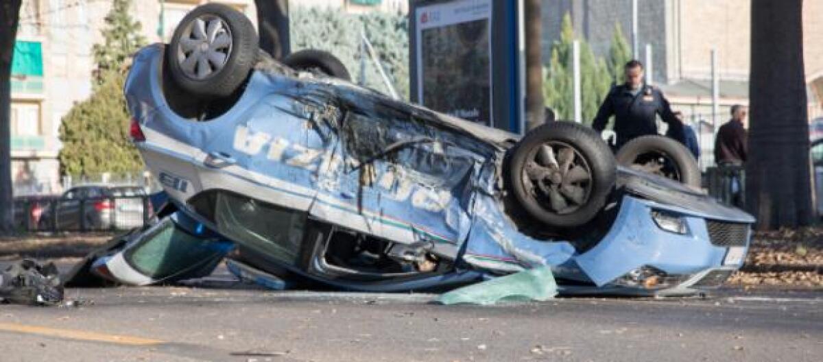 Giocatori della Juventus primavera fanno ribaltare a Torino auto della polizia FOTO - 