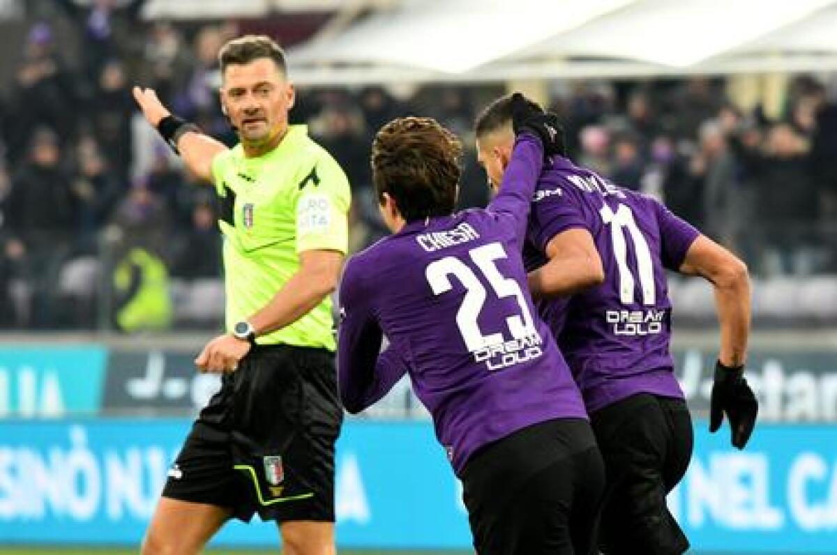 PAGELLE VIOLA: MIRALLAS E SIMEONE GOL. DABO CHAPEAU. LA DIFESA... - Fiorentina's forward Kevin Mirallas (R) celebrates with his teammates after scoring a goal during the Italian Serie A soccer match between ACF Fiorentina and Empoli FC at the Artemio Franchi stadium in Florence, Italy, 16 December 2018.
ANSA/CLAUDIO 