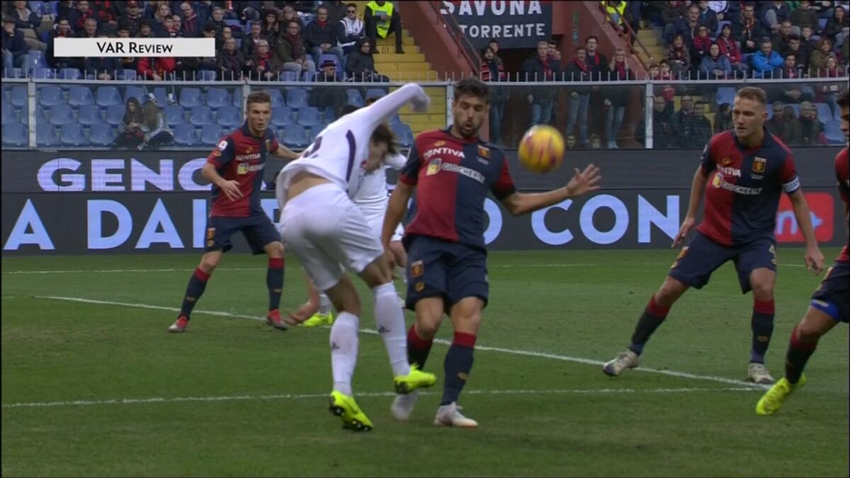 La VAR nega un rigore alla Fiorentina per un tocco di mano. Espluso Pioli, ammonito Biraghi - 