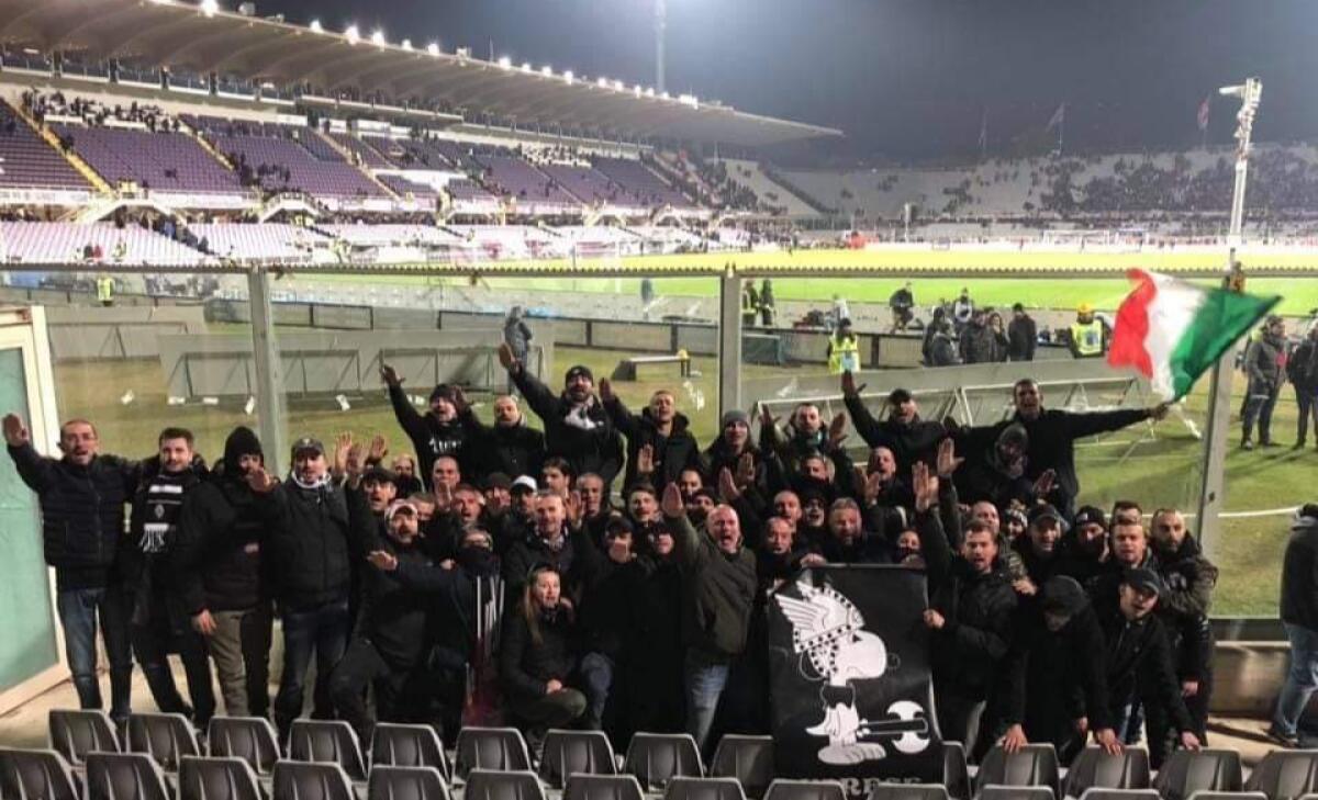 Tifosi della Juventus festeggiano con il saluto fascista a Firenze dopo la vittoria FOTO - 