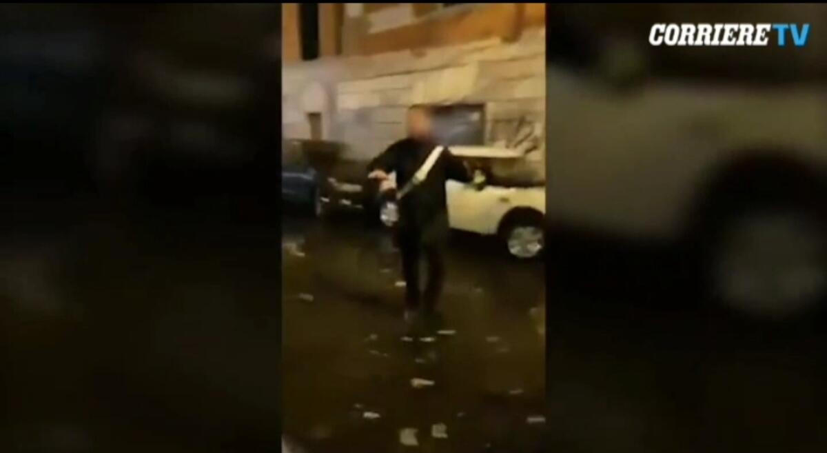 VIDEO, Vergogna Lazio, tifosi aggrediscono carabiniere per aver difeso un tifoso tedesco a terra - 