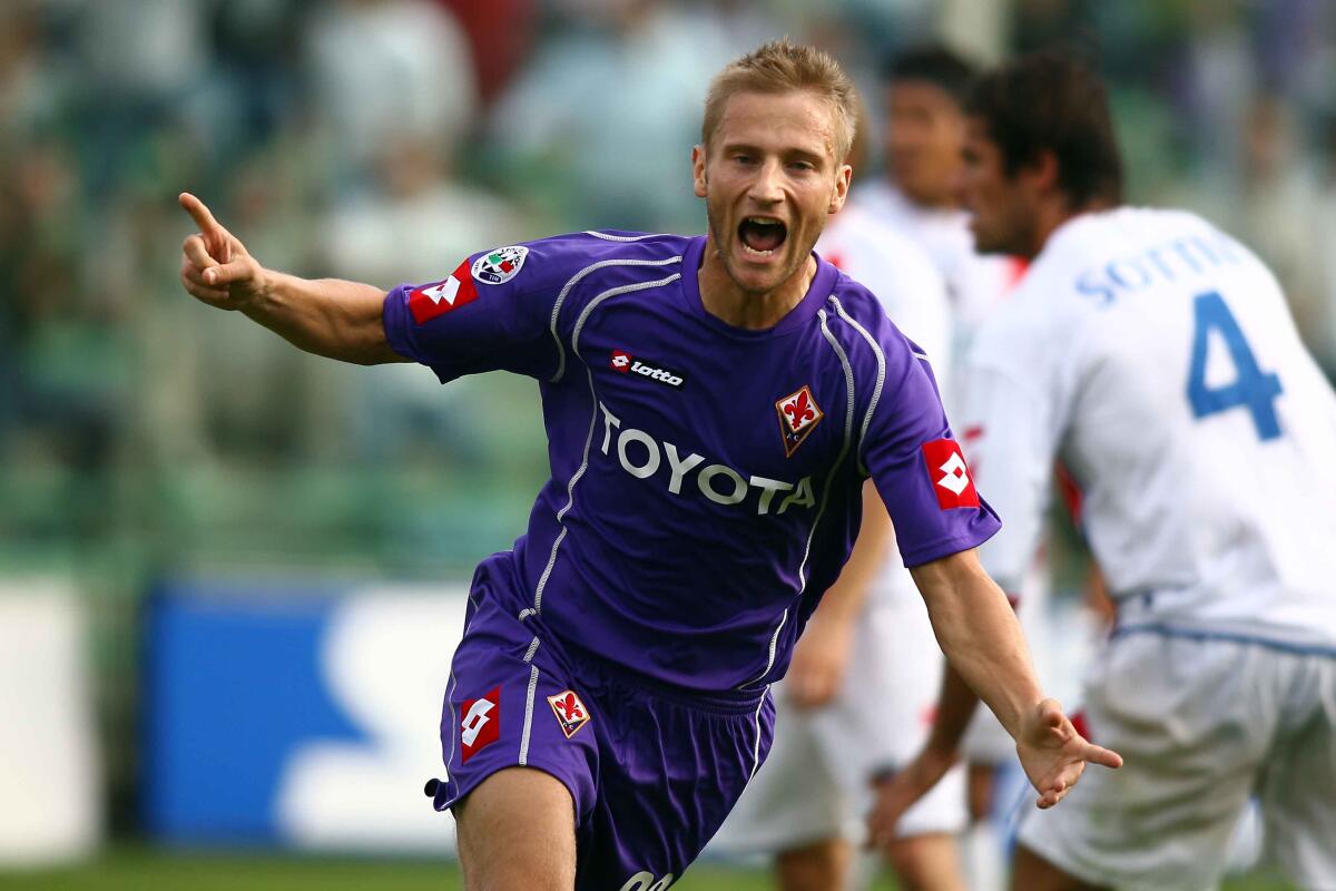 Martin Jorgensen è arrivato in Curva Fiesole. Cori ed applausi per lui - Firenze - 01/10/2006 - Calcio - Serie A - Fiorentina - Catania - Esultanza di Jorgensen - Foto Filippo Gabutti/Massimo Sestini