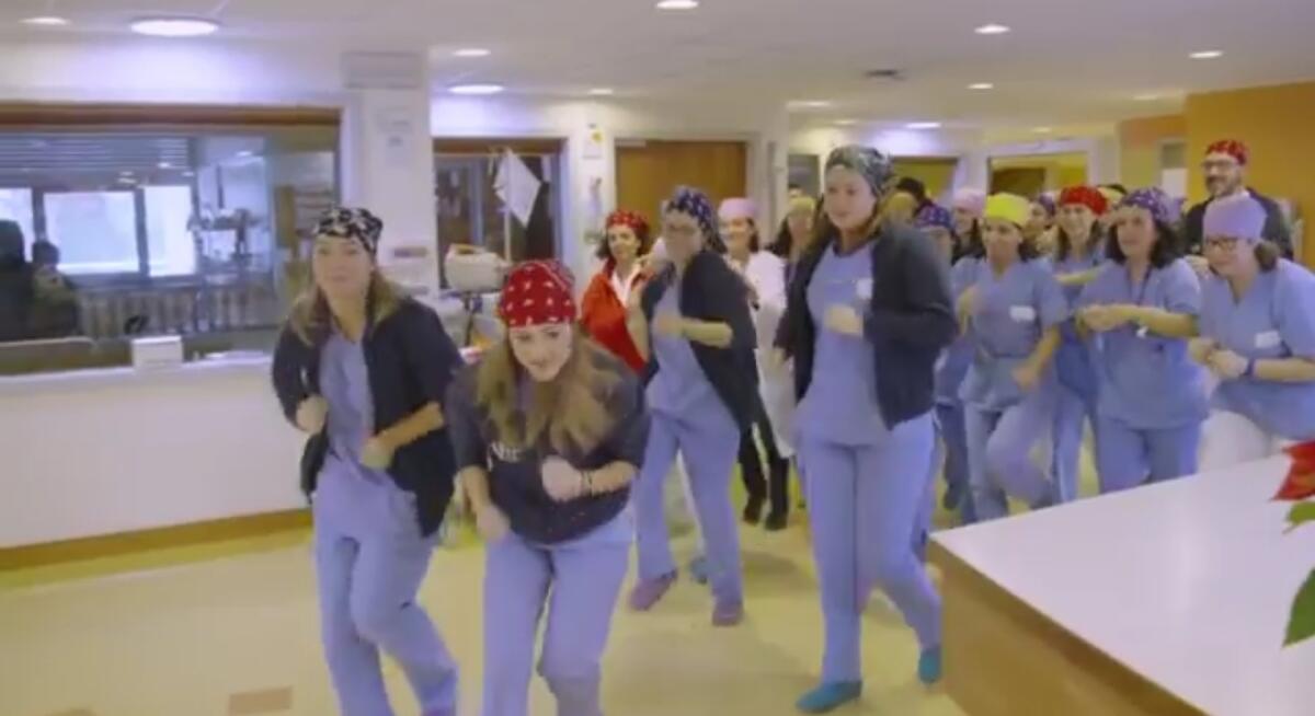 VIDEO, momento memorabile al Meyer, medici e infermieri ballano per i bambini - 