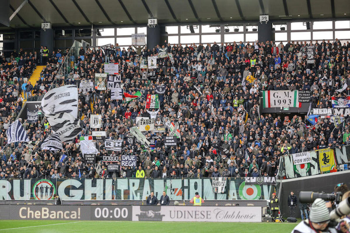 Scritte Scirea-Heysel, il "font" utilizzato è tipico della curva bianconera. Le telecamere.. - 