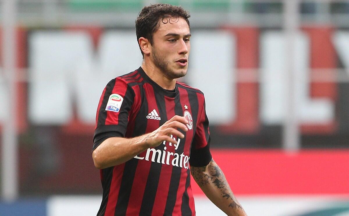 Sky, Calabria giocherà mezz’ala nel 4-3-3. Montolivo comunque out nonostante il forfait di Bertolacci - MILAN, ITALY - OCTOBER 22:  Davide Calabria of AC Milan in action during the Serie A match between AC Milan and Genoa CFC at Stadio Giuseppe Meazza on October 22, 2017 in Milan, Italy.  (Photo by Marco Luzzani/Getty Images)