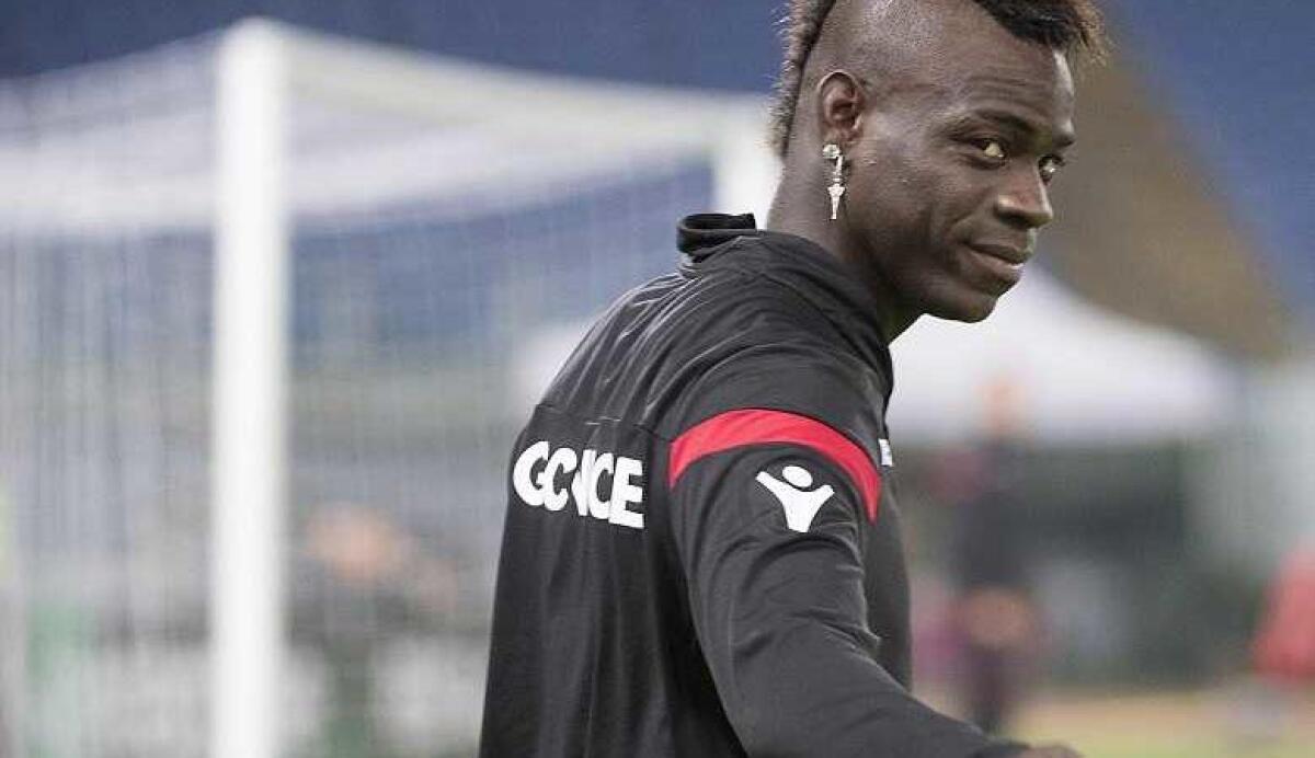Repubblica, la Fiorentina sta studiando il colpo Balotelli per gennaio. La società viola... - Nice's Mario Balotelli prior the UEFA Europa League Group K soccer match between SS Lazio and OGC Nice at the Olimpico stadium in Rome, Italy, 2 November 2017.   ANSAMAURIZIO BRAMBATTI