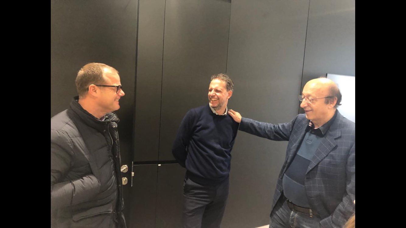 Il condannato Moggi fa visita alla Juventus, festa e abbracci per i bianconeri. Le foto