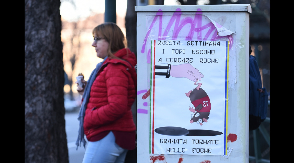 Manifesti a Torino dei tifosi juventini contro i granata. Il font è lo stesso delle scritte di Firenze