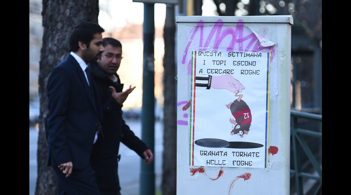 Manifesti a Torino dei tifosi juventini contro i granata. Il font è lo stesso delle scritte di Firenze