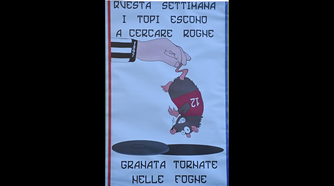 Manifesti a Torino dei tifosi juventini contro i granata. Il font è lo stesso delle scritte di Firenze