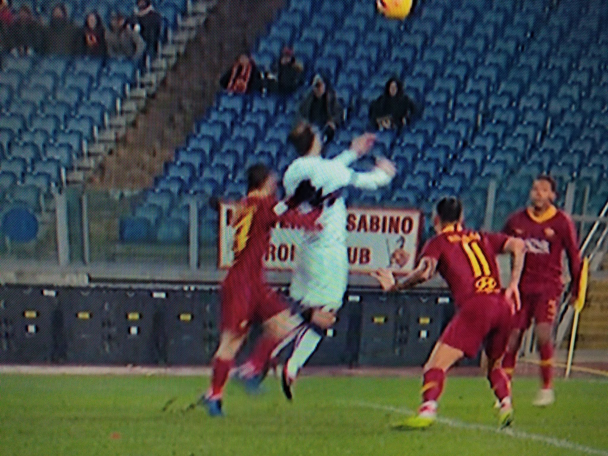 (VIDEO), stasera Monchi e Totti si lamenteranno del VAR? Nel finale dubbio contatto su Pandev