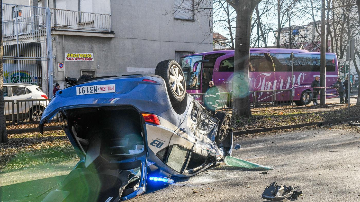 Giocatori della Juventus primavera fanno ribaltare a Torino auto della polizia FOTO