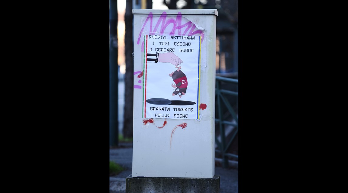 Manifesti a Torino dei tifosi juventini contro i granata. Il font è lo stesso delle scritte di Firenze