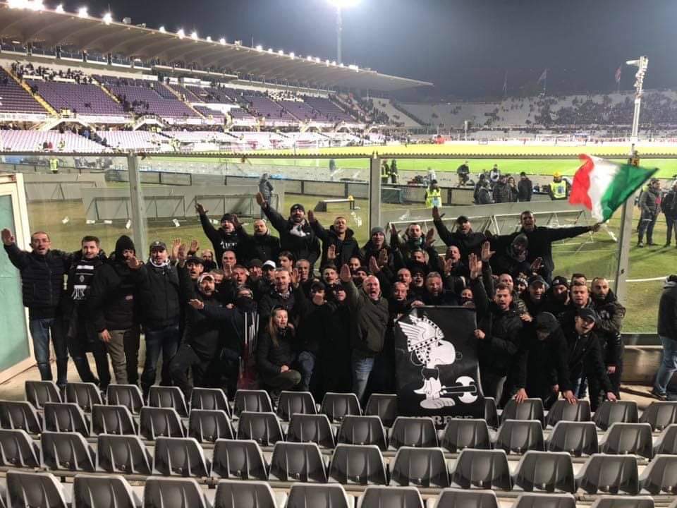 Tifosi della Juventus festeggiano con il saluto fascista a Firenze dopo la vittoria FOTO