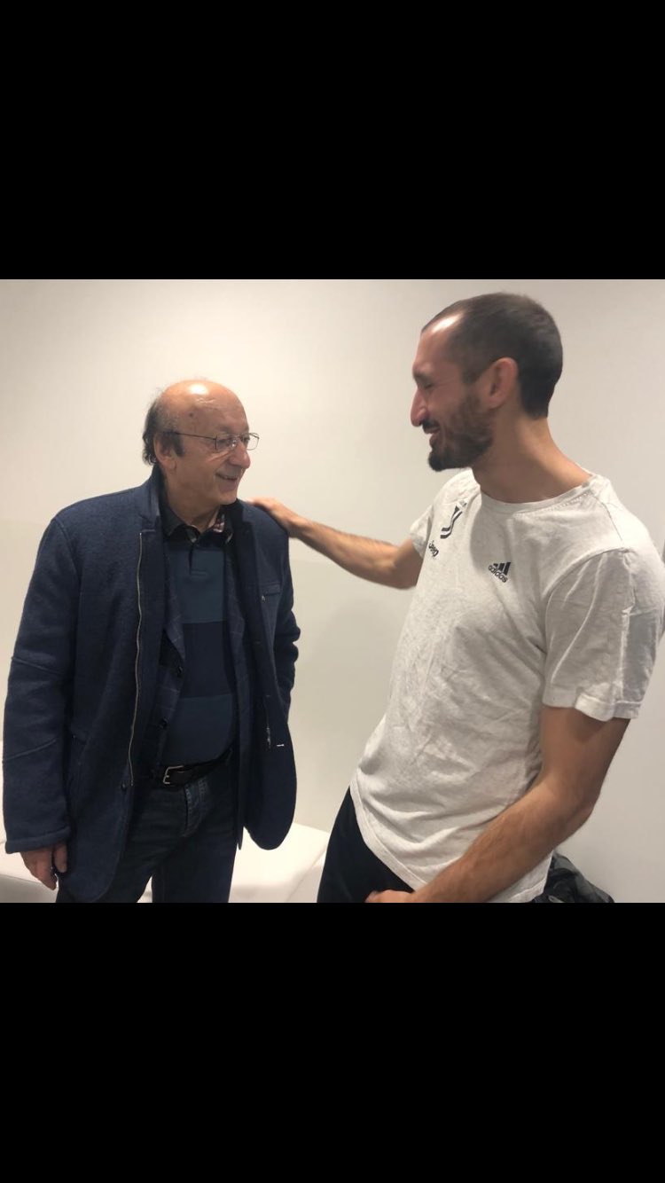 Il condannato Moggi fa visita alla Juventus, festa e abbracci per i bianconeri. Le foto