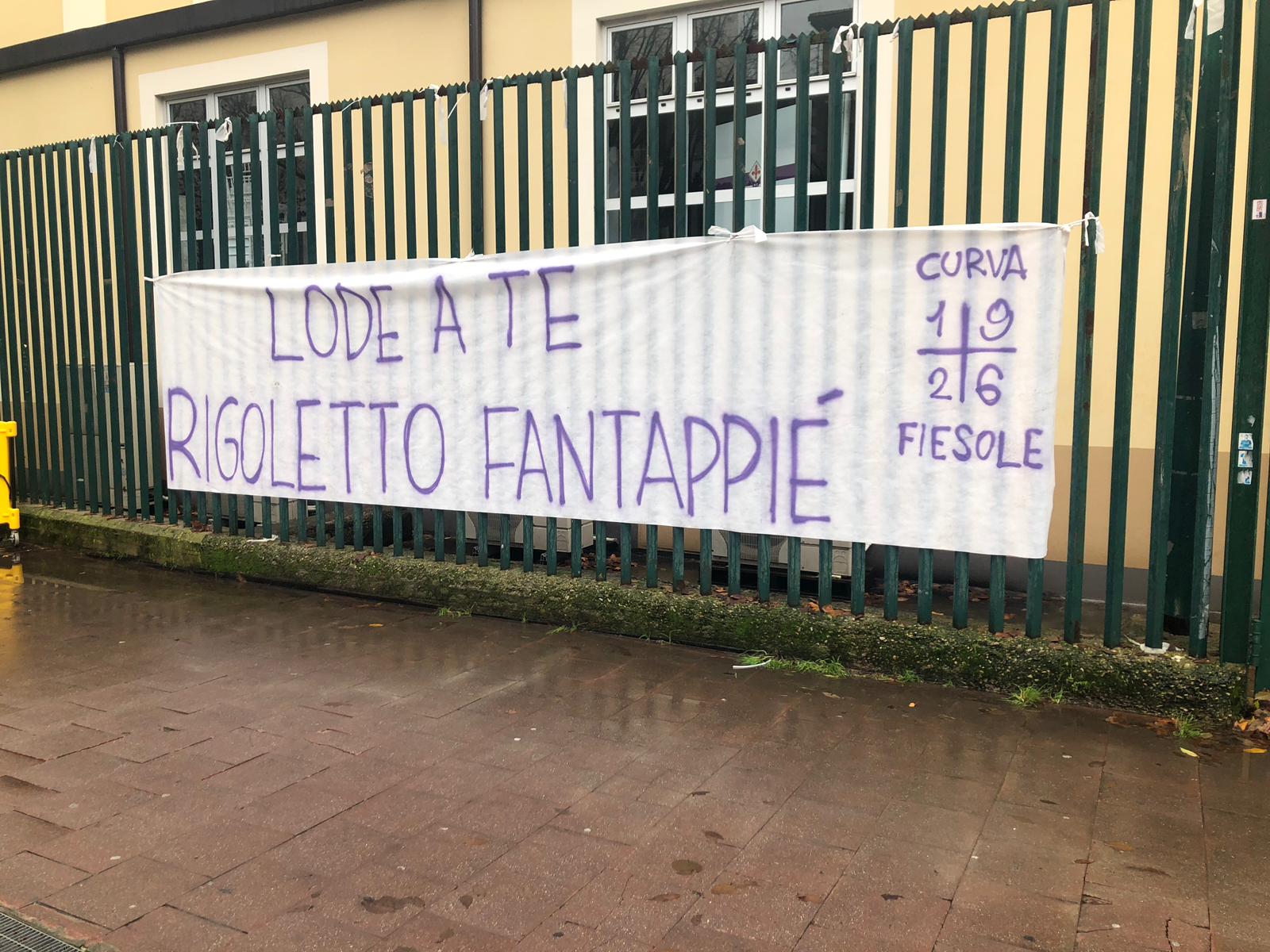[FOTO] Striscione fuori dal Franchi in onore di Rigoletto Fantappiè. Questa mattina il funerale..