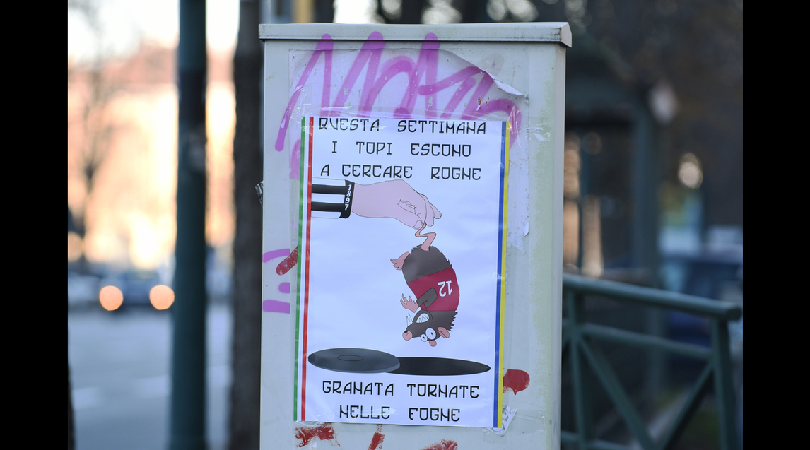 Manifesti a Torino dei tifosi juventini contro i granata. Il font è lo stesso delle scritte di Firenze