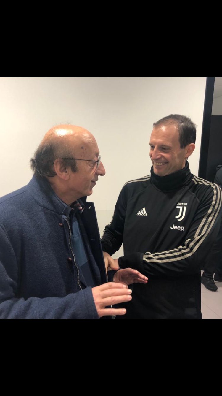 Il condannato Moggi fa visita alla Juventus, festa e abbracci per i bianconeri. Le foto