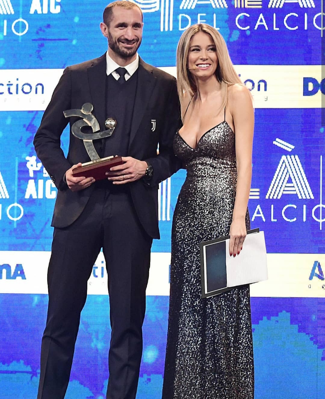 Diletta Leotta ruba la scena agli oscar del calcio. Gli occhi sono tutti per lei FOTO