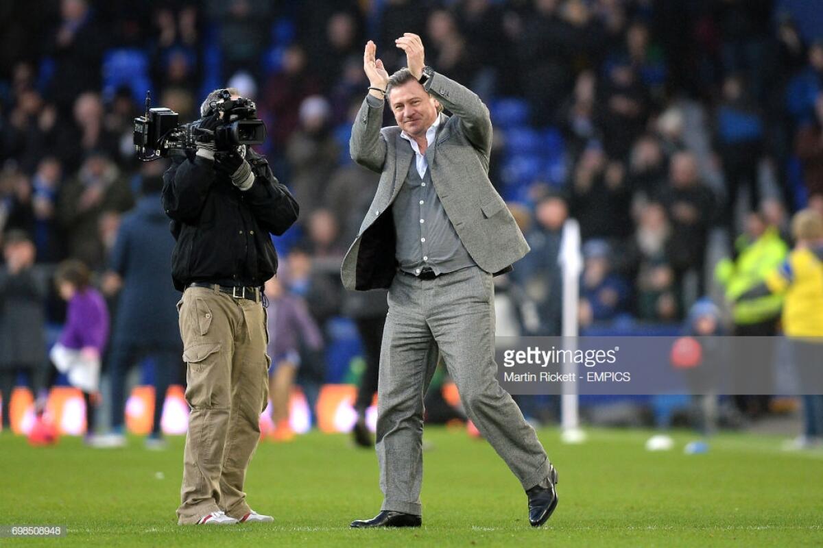 Kanchelskis: "Porto ancora nel cuore l'esperienza in viola. Ecco cosa consiglio a Chiesa in futuro.." - Former Everton player Andrei Kanchelskis on the pitch at half-time