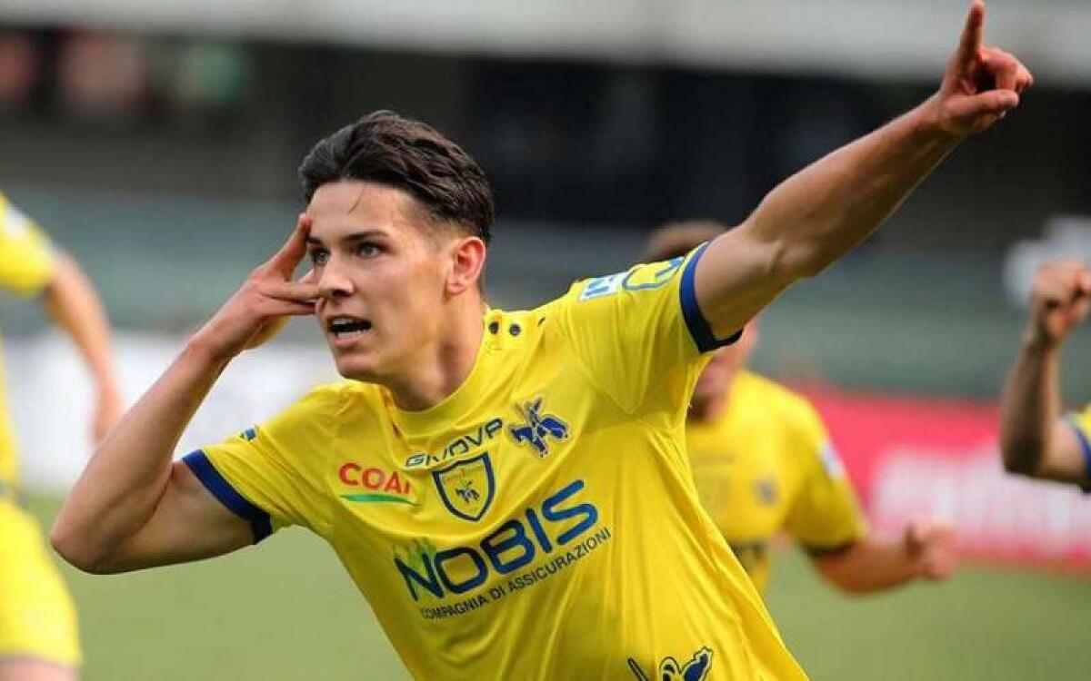 Dimezza lo svantaggio il Chievo con Stepinski. Errore in marcatura di Pezzella - 