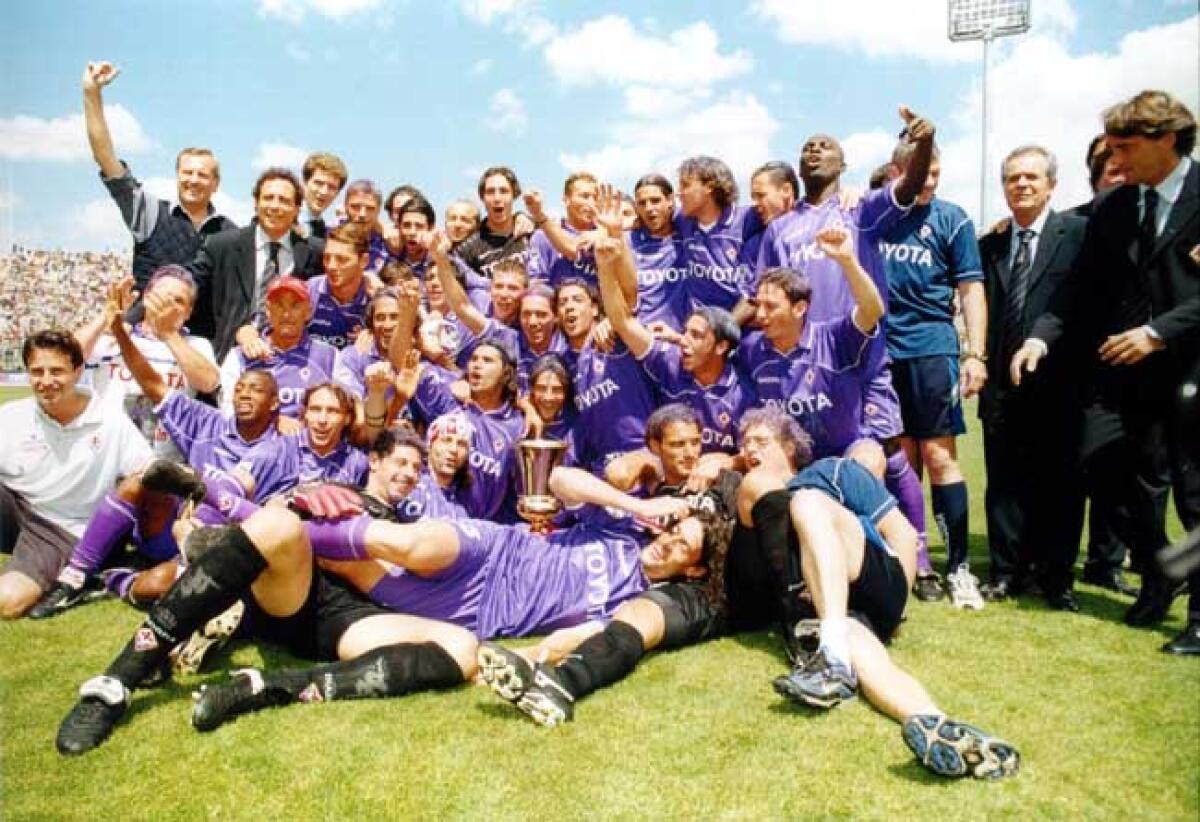 Rossitto: "Voglio Chiesa che alzi la Coppa Italia, noi non dormimmo per 2 notti..." - Fiorentina-Napoli 2000/2001
Foto di gruppo  con la Coppa Italia