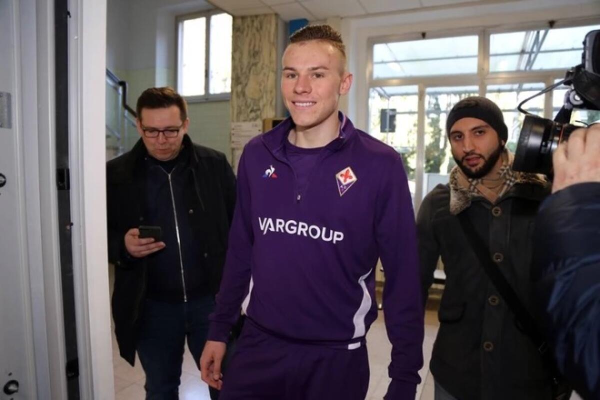 Zurkowski, primo giorno a Firenze, ecco il polacco per le visite mediche e la firma - Foto Germogli, La Nazione
