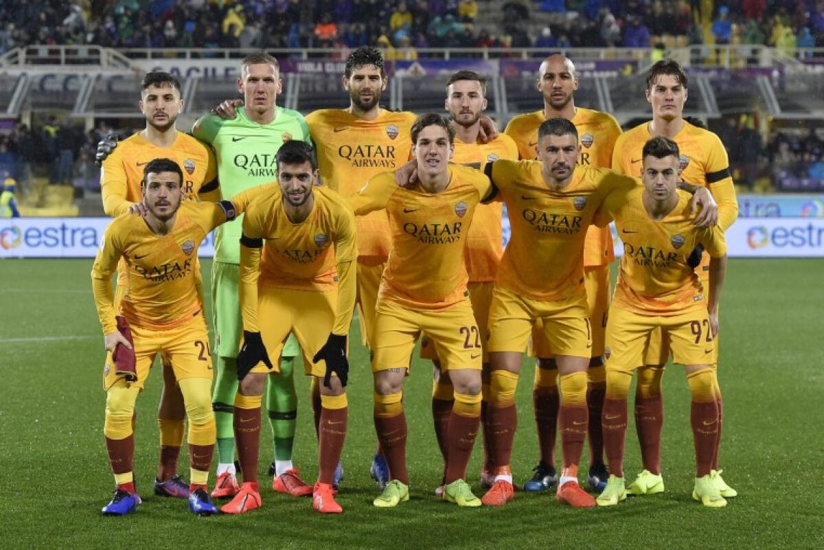 Qui Roma, clima teso e surreale, qualche calcio e il lancio di un bastone a Trigoria… - 