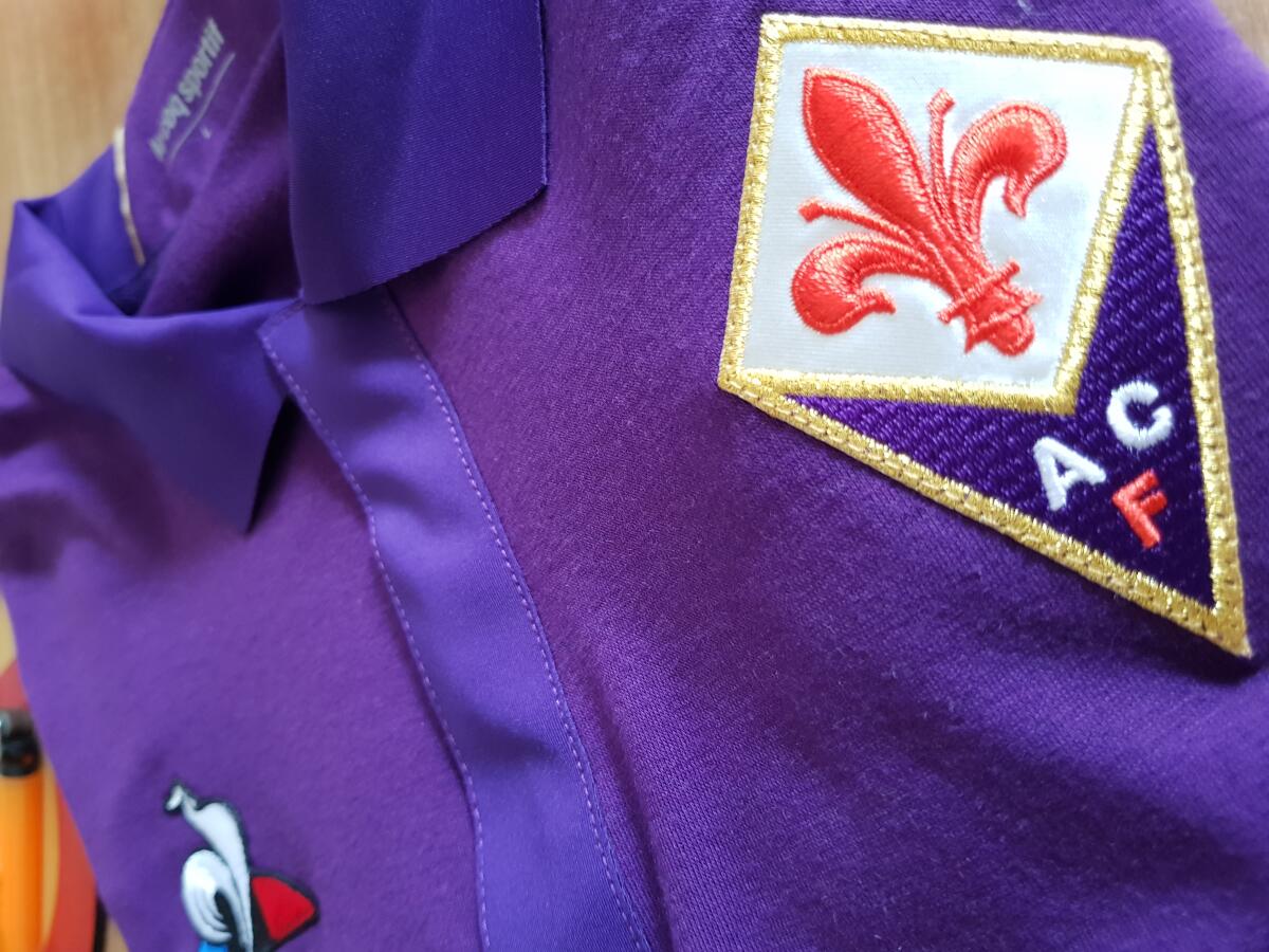 La Fiorentina vuole interrompere il rapporto con Le Coq Sportif. In pole Nike o New Balance - 