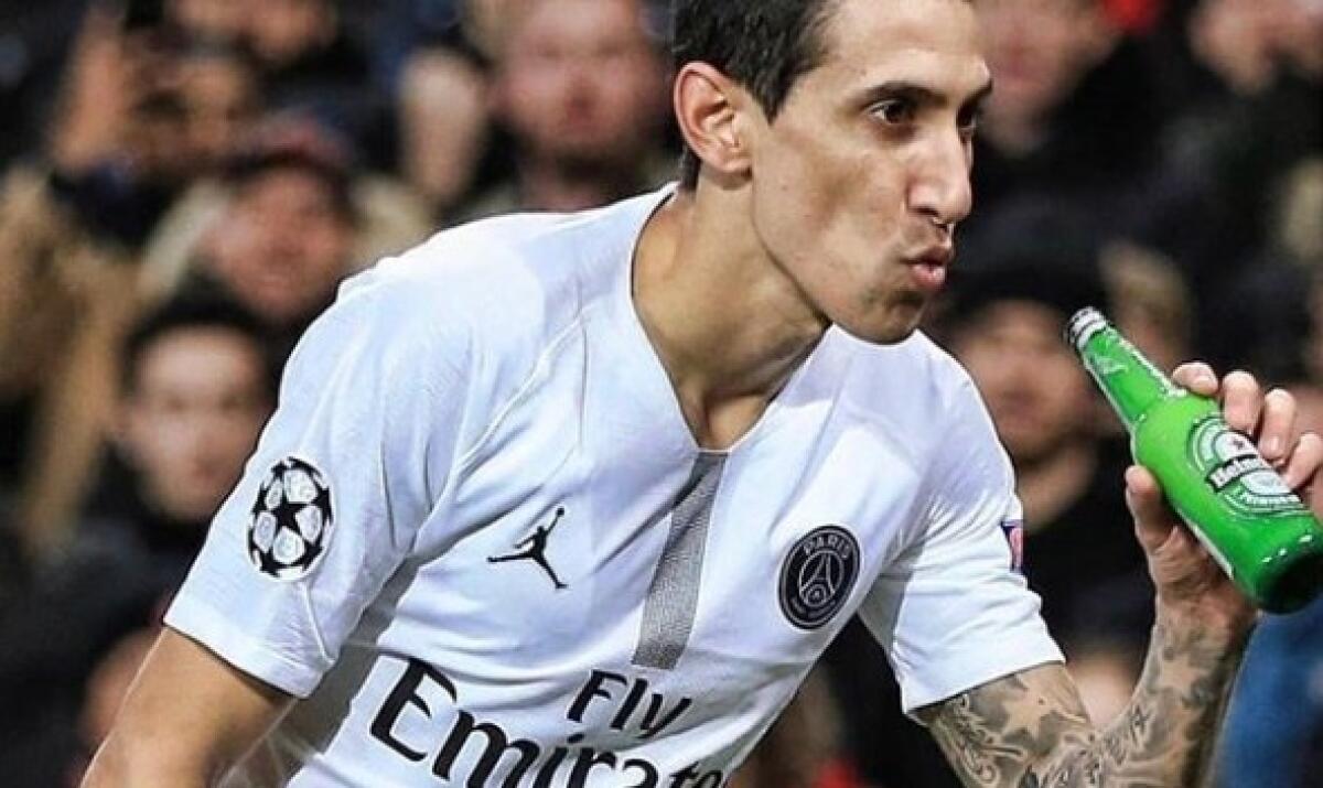 Li provoca, i tifosi lo insultano e gli tirano una bottiglia di birra, Di Maria la prende e finge di bere - 
