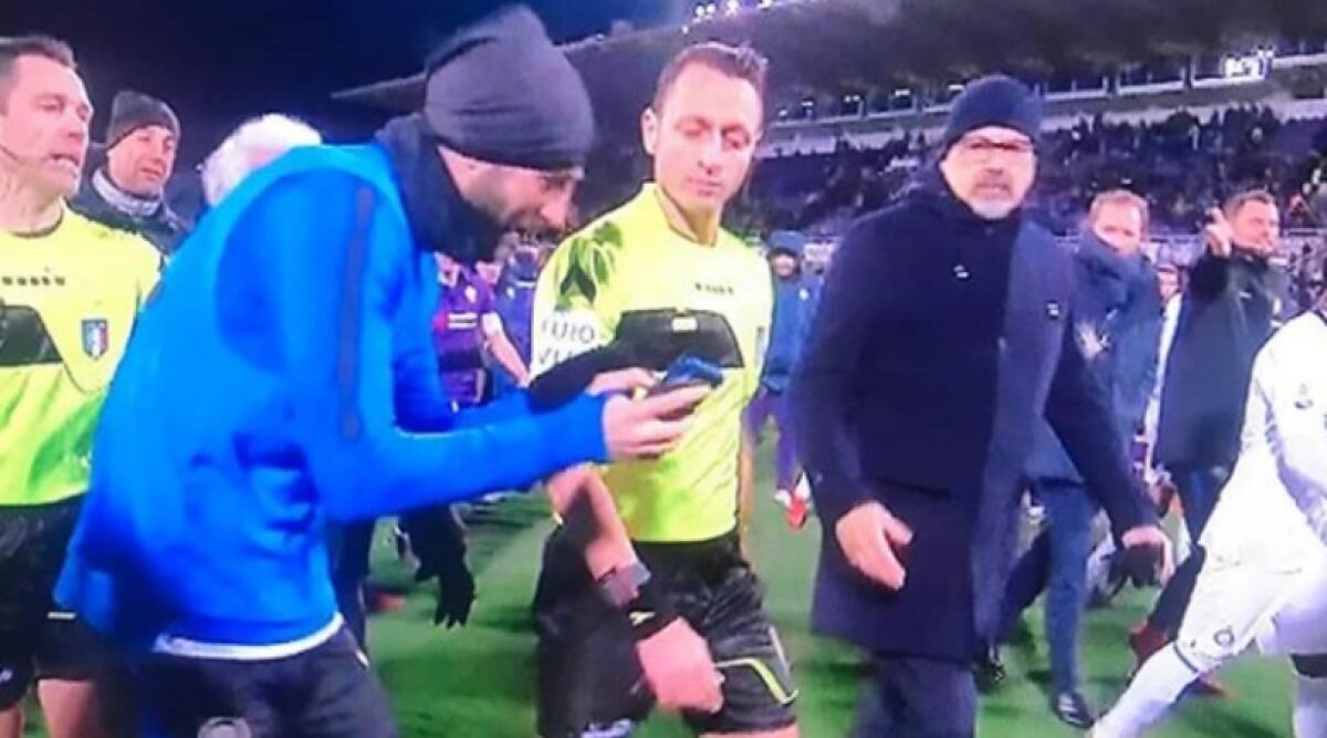 (FOTO): Gagliardini mostra con lo smartphone un fermo immagine ad Abisso - 