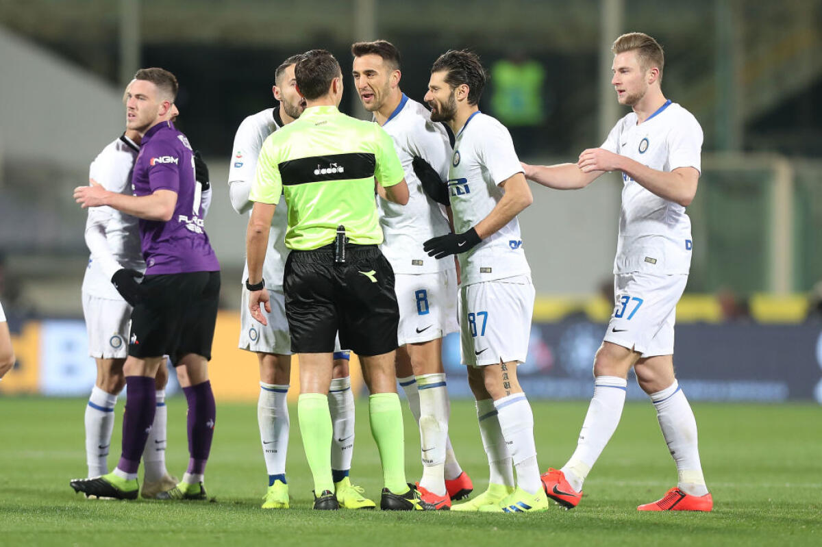 Abisso squalificato 3 giornate per il rigore concesso alla Fiorentina - FLORENCE, ITALY - FEBRUARY 24: All players of fC Internazionale speak with the referee Rosario Abisso during the Serie A match between ACF Fiorentina and FC Internazionale at Stadio Artemio Franchi on February 24, 2019 in Florence, Italy.  (Photo by 