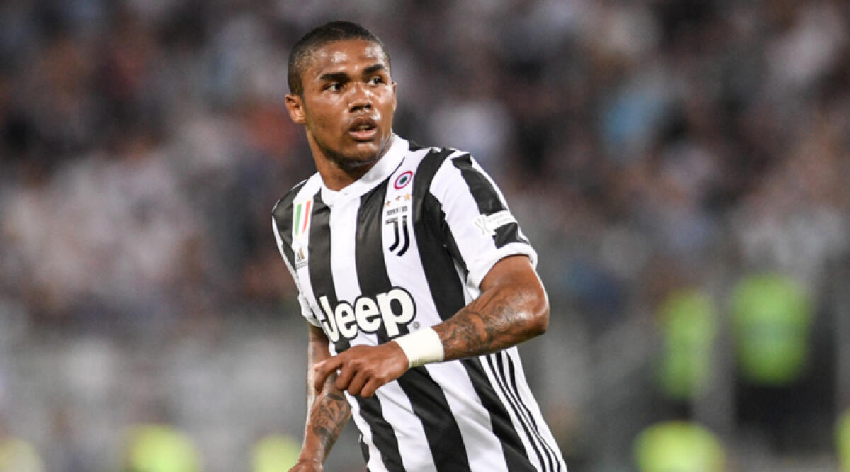 Juventus, incidente in autostrada A4 per l'attaccante Douglas Costa. I dettagli - 