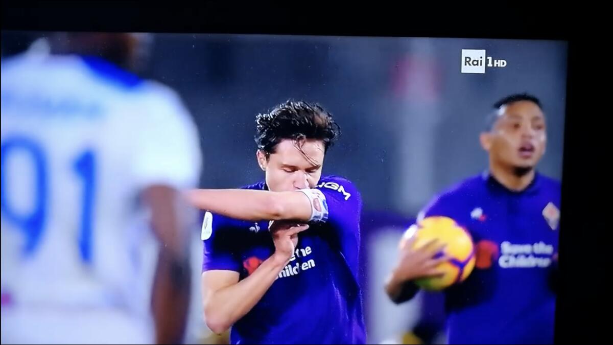 (FOTO), Chiesa bacia la fascia da capitano dopo il gol contro l’Atalanta - 