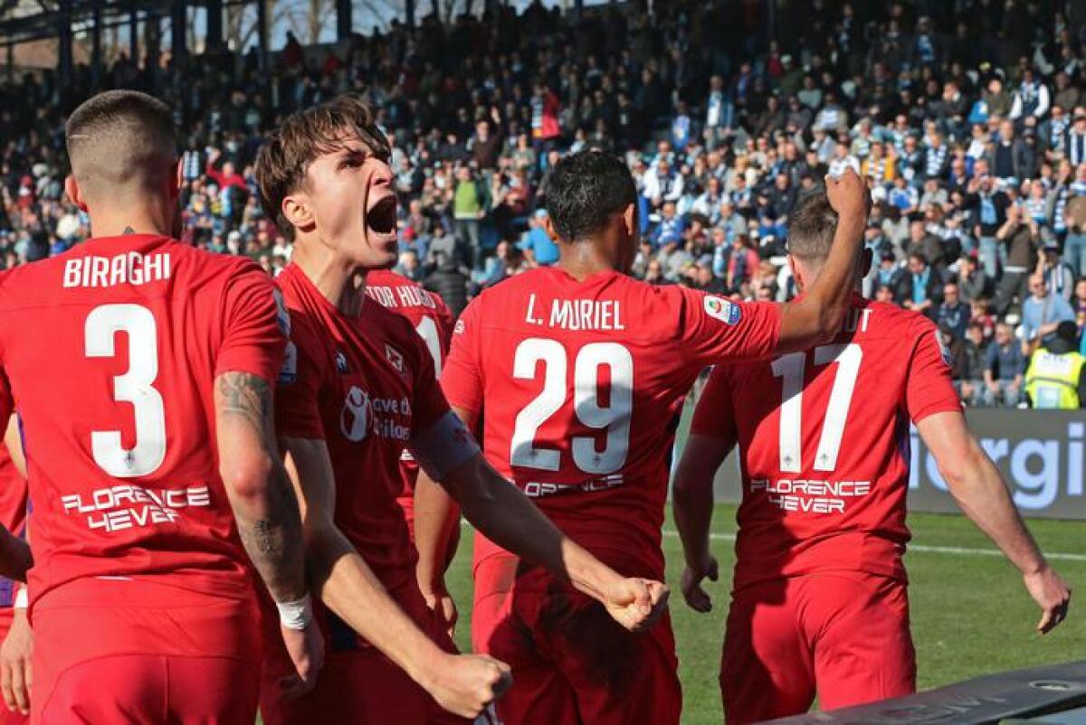 La famiglia Chiesa vuole sia la Fiorentina a difendere il calciatore dal fango mediatico - Fiorentina's Jordan Veretout celebrates with his teammates after scoring a goal during the Italian Serie A soccer match Spal 2013 vs ACF Fiorentina at Paolo Mazza Stadium in Ferrara,Italy, 17 February 2019.ANSA/ELISABETTA BARACCHI