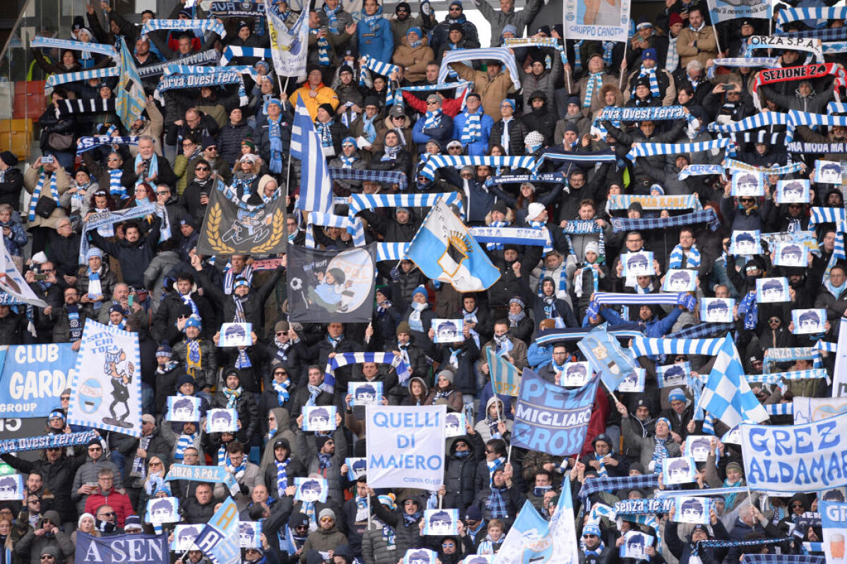 Bellissimo gesto dei tifosi della SPAL, coro per Astori al minuto 13 - UDINE, ITALY - JANUARY 21:  Spal fans shows their support during the serie A match between Udinese Calcio and Spal at Stadio Friuli on January 21, 2018 in Udine, Italy.  (Photo by Dino Panato/Getty Images)