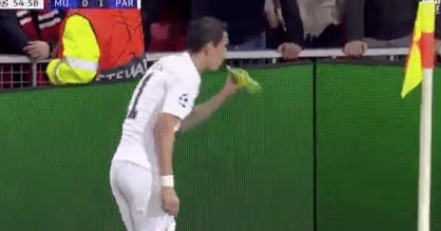 Li provoca, i tifosi lo insultano e gli tirano una bottiglia di birra, Di Maria la prende e finge di bere