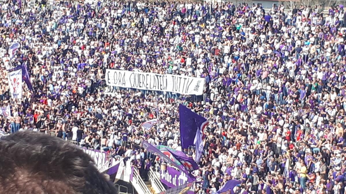 VIDEO, la Fiesole canta contro i Della Valle, la maratona fischia. Strappo tifo viola in diretta tv - 