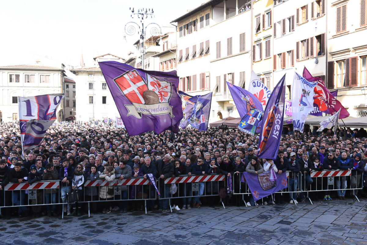 Stasera la messa in ricordo di Astori. Ecco tutte le informazioni - Firenze, Piazza Santa Croce 8.03.2018, funerale di Davide Astori, Foto Fiorenzo Sernacchioli. Copyright Labaroviola.com