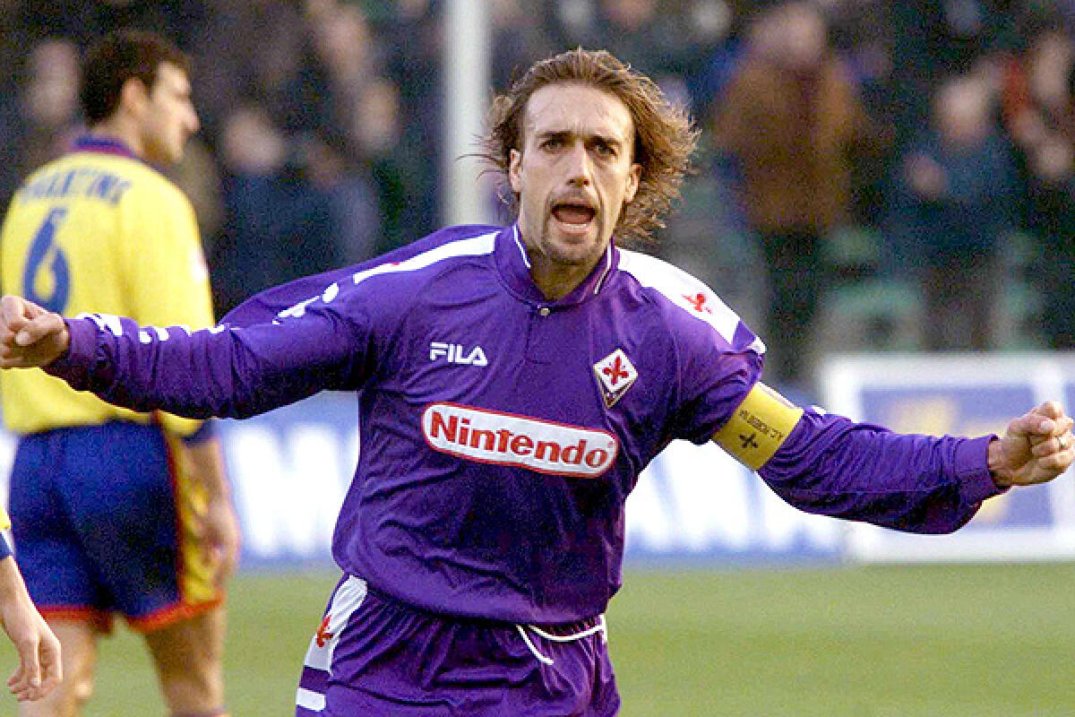 (VIDEO): “Such a shame” in Atalanta-Fiorentina. Dal dualismo tra Hamrin e Batistuta a Kalinic... - Fiorentina's Argentine soccer star Gabriel Batistuta celebrates after he scored against Bologna during their Serie A match in Florence 05 December.