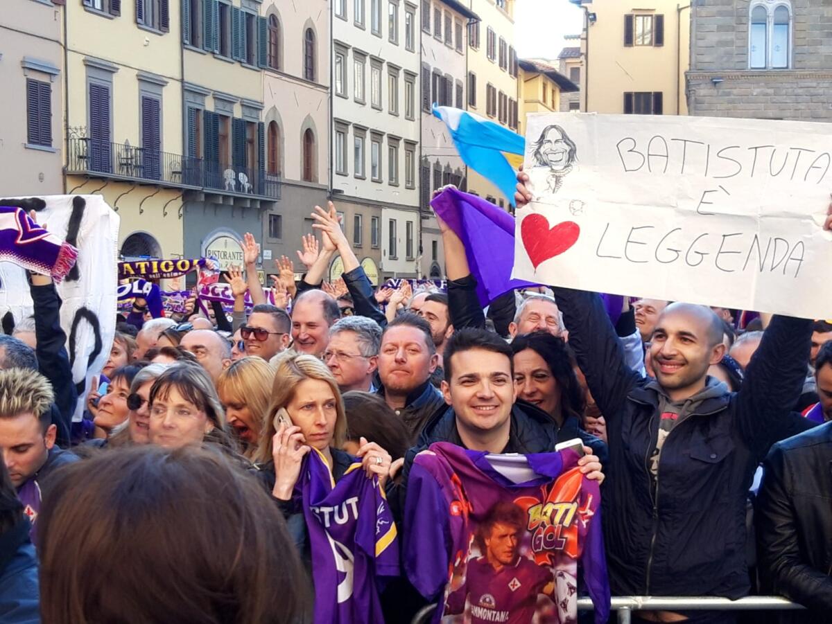 FOTO BatiDay, Piazza della Signoria strapiena per l'evento in onore di Batistuta - 