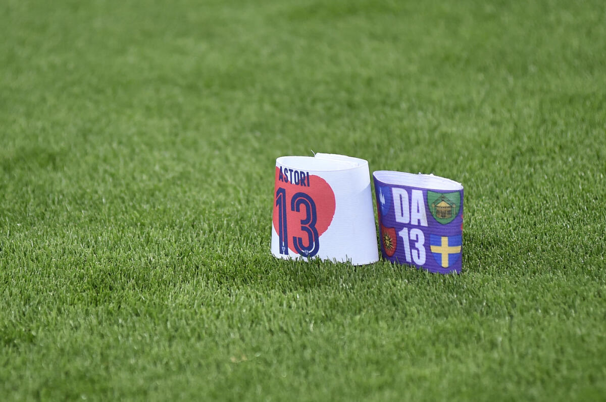 (FOTO): le due fasce indossate da Pezzella e Ceppitelli in onore di Davide Astori - 