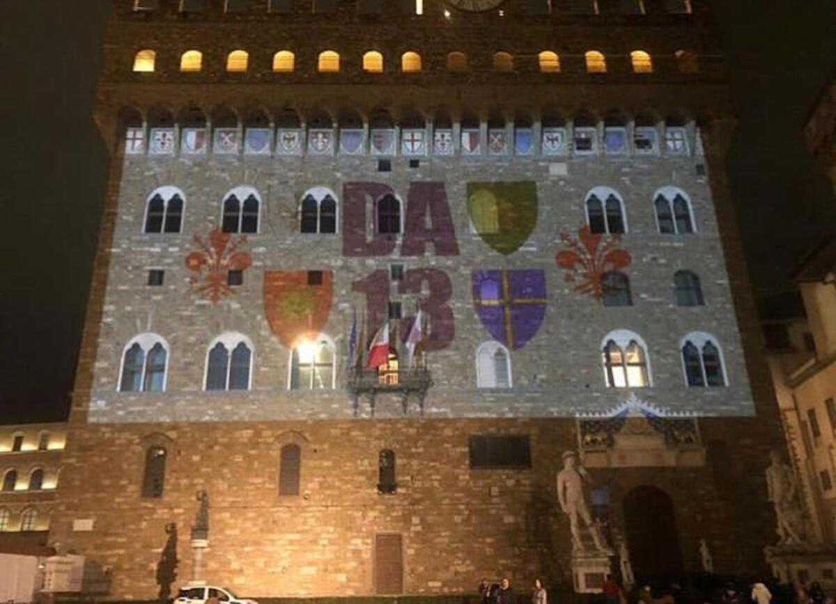 DA13 proiettato su Palazzo Vecchio. Spettacolo per Astori in piazza della Signoria a Firenze - 