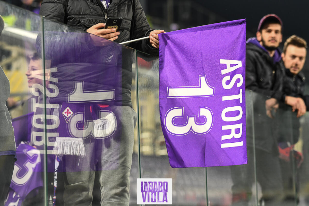 Il ricavato delle bandierine vendute per la coreografia in onore di Astori sarà devoluto in beneficenza - Firenze, stadio Franchi, 27.02.2019, Fiorentina-Atalanta, foto Fiorenzo Sernacchioli. Copyright Labaroviola.com,