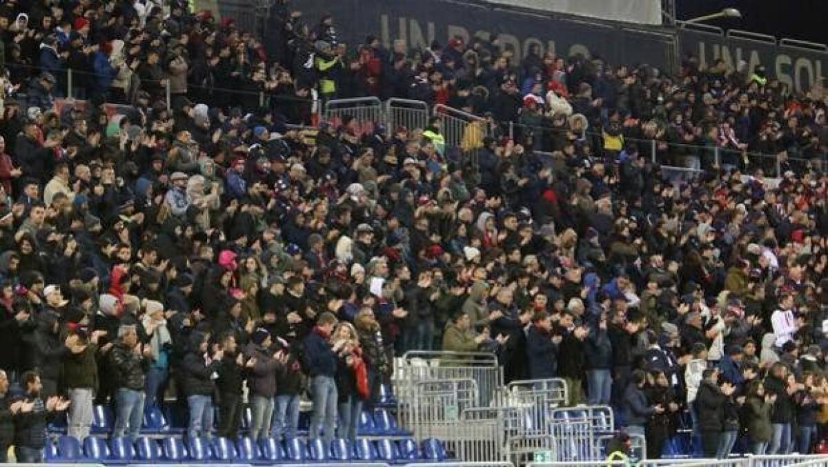 La denuncia da Cagliari dopo la morte del tifoso sardo "Qualche tifoso viola ha gridato devi morire" - 