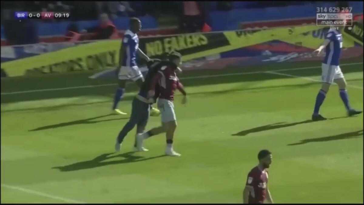 (VIDEO): follia a Birmingham, un tifoso entra in campo e tira un pugno ad un giocatore - 
