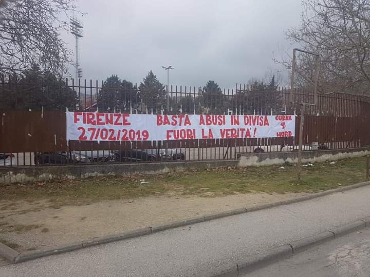 Striscione davanti la Curva Nord del Perugia, sugli scontri al Varlungo: "Basta abusi.."(FOTO) - 