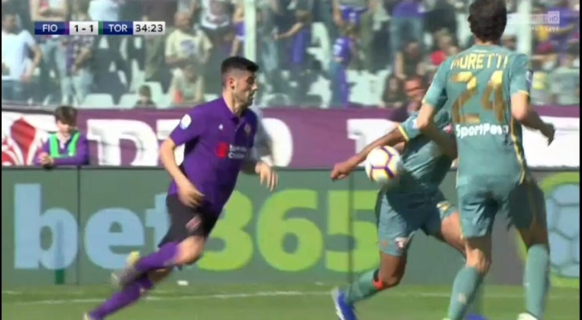 Gol del Torino? Prima l'arbitro non vede un rigore per la Fiorentina. Fallo di mano di Djidji in area di rigore - 