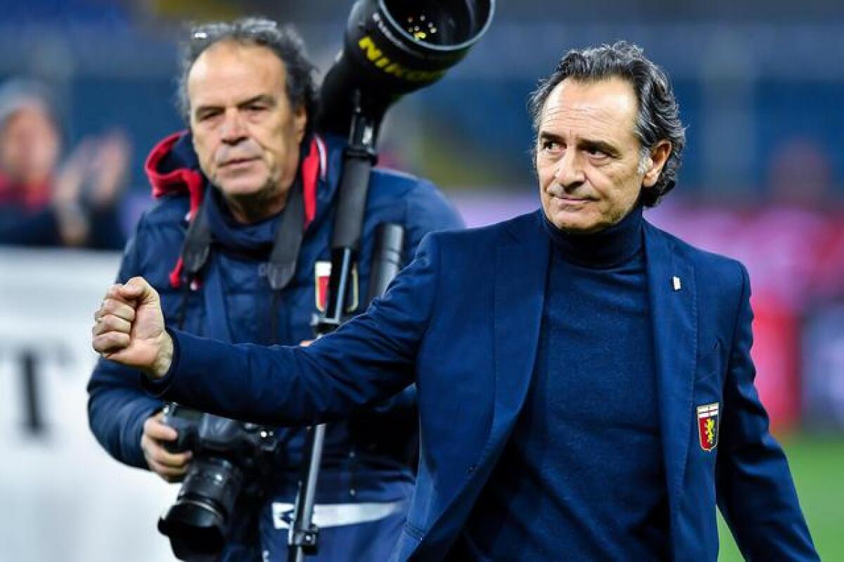 Rissa nello spogliatoio del Genoa all'intervallo di ieri. Prandelli: "Inaccettabile, ci sono dei limiti" - Genoa's coach Cesare PrandellI waves  before the Italian Serie A soccer match Genoa CFC vs Spal at Luigi Ferraris Stadium in Genoa, Italy, 9 December 2018. ANSA/SIMONE ARVEDA